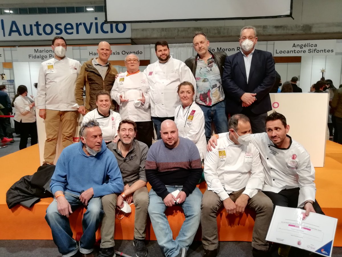 AsempasMadrid's tweet photo. Homenaje al Maestro Pastelero Juan José Sierra Martín. Por "Una vida dedicada a la Pastelería" 
@intersicop #CEEAP @IFEMA  #pastelero #maestropastelero https://t.co/9zzlVWcC59 https://t.co/IG5iHijkke