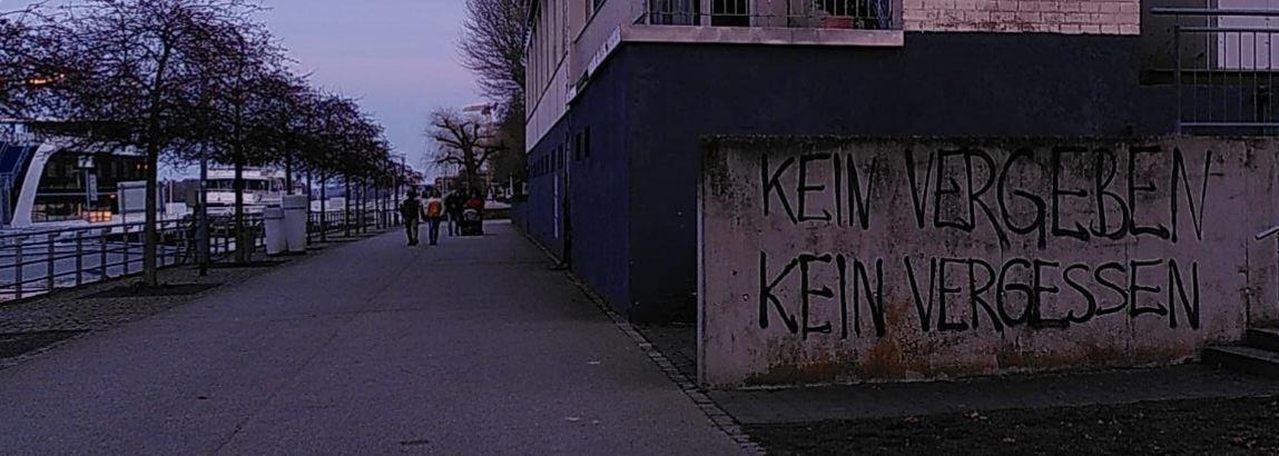 klimaaantifa's tweet photo. #Bingen gedenkt den Opfern von #Hanau!

In der ganzen Stadt wurden starke Zeichen gegen das Vergessen gesetzt!

Gegen Rassimus, Diskriminierung und den deutschen Staat, der in Hanau mitgeschossen hat!

#KeinVergeben #KeinVergessen #hanauistueberall #HanauWarKeinEinzelfall https://t.co/MYk1CrFS6g