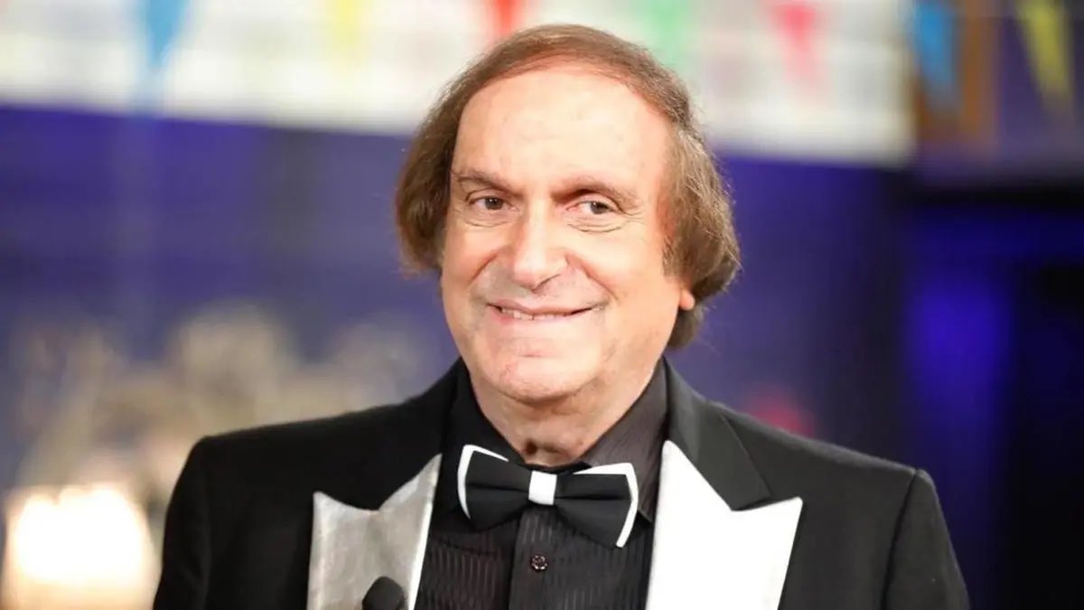 AlSultan_Meriam's tweet photo. RIP  #SamiClark
لترقد بسلام #سامي_كلارك 

كنت بطفولتي أشعر ان الاسم مستعار لأن الاسم الأخير أجنبي، معلومة لسا عرفتها اليوم ان اسم سامي الحقيقي "سامي حبيقة" لكنه اختار انه يِعرف باسم "سامي كلارك" حتى يسهل على الأجانب نطق اسمه. 

#SammyClark https://t.co/CVO95PQoHx