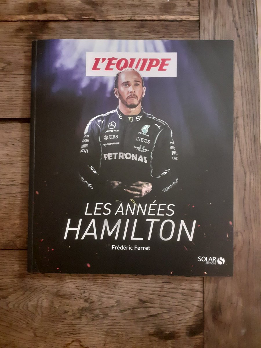 OrtelliD's tweet image. Aujourd'hui j'ai trouvé ça dans ma boîte en rentrant de vacances. Et j'ai pris une grosse claque. Vraiment. Vous devez l'acheter. C'est obligatoire pour tout fan de F1 qui se respecte. Monumental et bouleversant. Comme Sir Lewis. Bravo @FredericFerret @lequipe et @SOLAReditions !