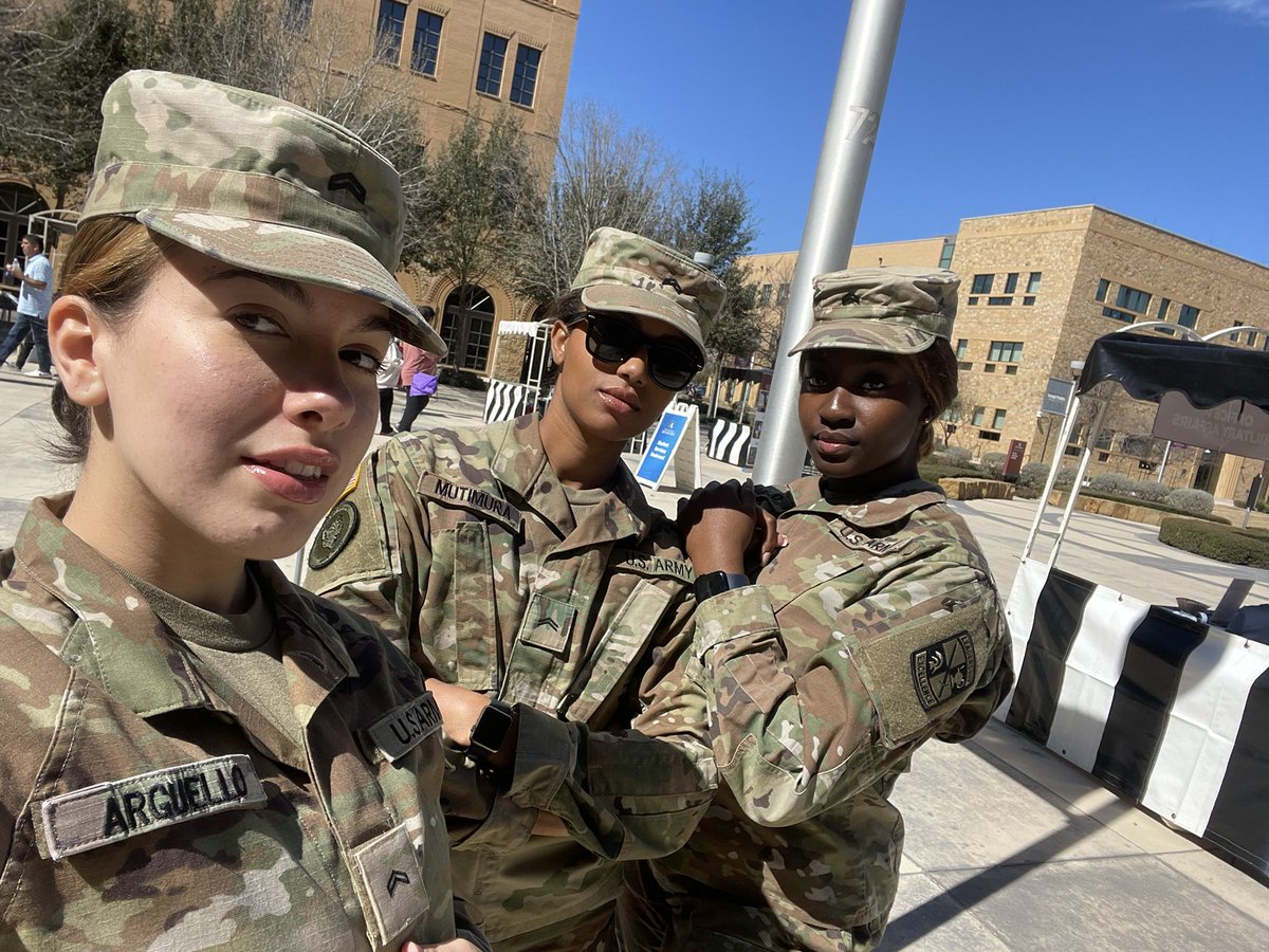 praise_onabanjo's tweet image. My fav. Cadets 🎖🪖