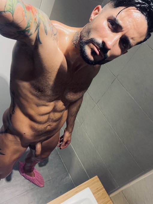Despu&eacute;s de una larga sesi&oacute;n de fotos!🔥😜 https://t.co/YDxObg623I