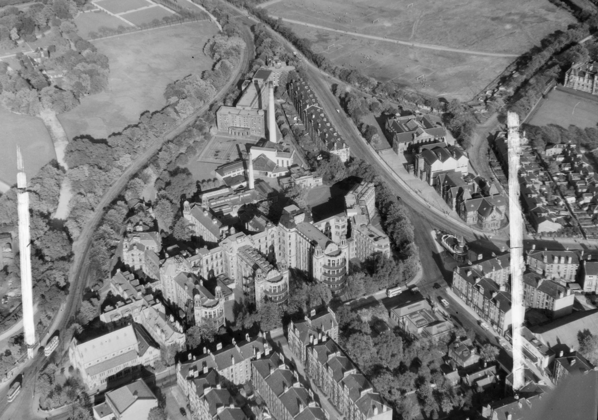PastGlasgow's tweet photo. Aerial view of the Victoria Infirmary, Oct 1954. We can see the Nightingale pavilions with their distinctive round balconies while over by the Battlefield tram shelter (now @BattlefieldRest), Queen's Park Secondary School occupies the current New Victoria car park site.

Pic: HES https://t.co/uRh2pYyC4w
