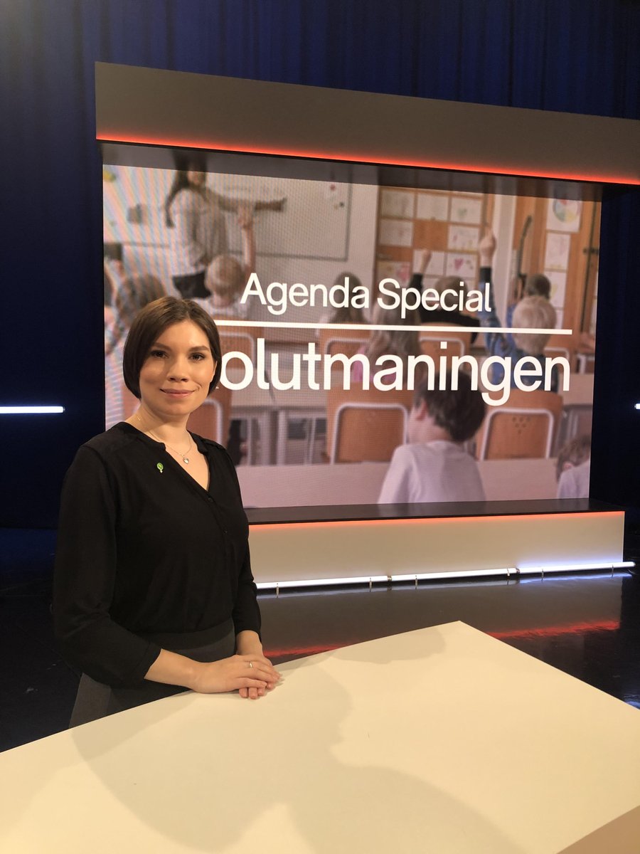 miljopartiet's tweet photo. Marknadsskolan driver på skolsegregationen och gör lärare till servicepersonal, föräldrar till kunder och elever till pengapåsen. För en jämlik skola och verklig valfrihet måste vinstintresset bort ur skolekvationen. @AnnikaHirvonen i #SVTAgenda #skoltwitter #Skolpol https://t.co/VoCnskHUUR