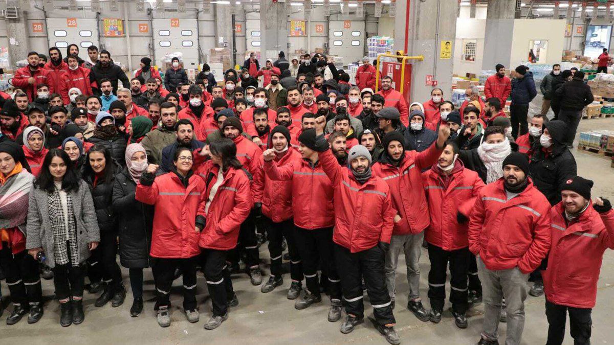 tipgenelmerkez's tweet photo. Alın teri için direnen Migros işçilerinin direnişi kazanımla sonuçlandı.

İşçilerin inadı ve umudu, emekçi halkın dayanışmasıyla kazanılan direnişi coşkuyla selamlıyoruz!
#MigrosİşçisiKazandı https://t.co/4pTXvLK8Xb