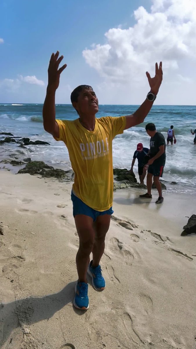 SedeturQROO's tweet photo. Cálida bienvenida a 🏃‍♂️@GermanSilvaMEX en #CaletaTankah tras haber culminado la hazaña de recorrer más de 5,400 kilómetros, en 19 estados de la República Mexicana, como parte del #ProyectoPinole por las #VenasdeMéxico ¡FELICIDADES! 

@Ayto_Tulum @SECTUR_mx @asetur_mx @CaribeMexico https://t.co/UHOy1RDiC6