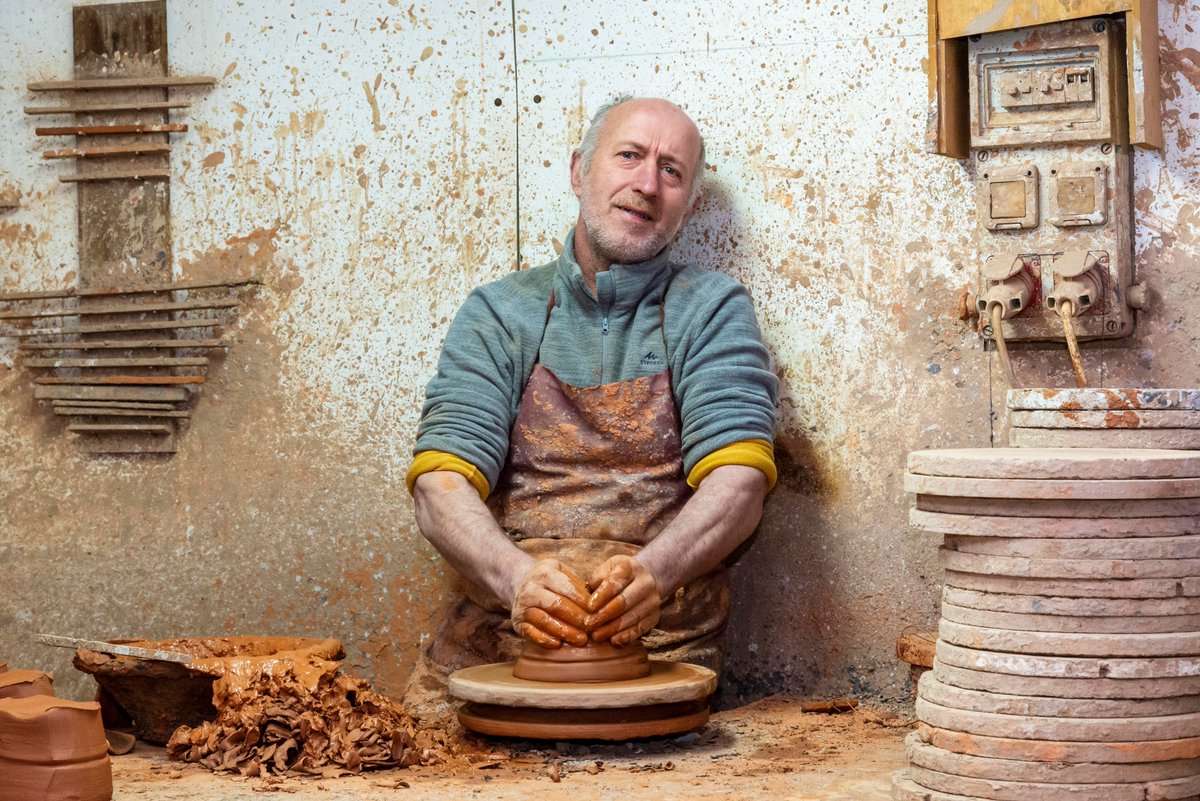 Aquest és el mestre artesà Pere Coll. Du tota la vida amb les mans al fang i ja fa anys que fa feina amb artistes de renom com Miquel Barceló o dissenyadors internacionals. De Pòrtol al món. #marratxiesviu #ceramicademarratxi #somdemallorca