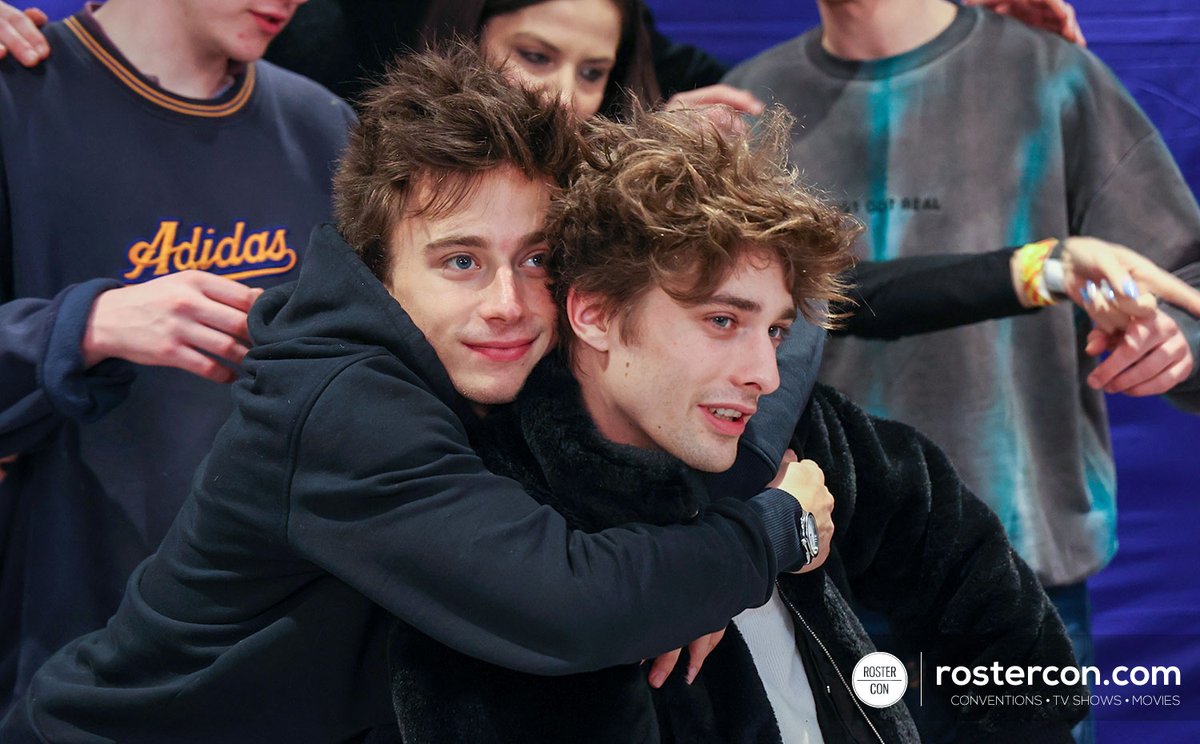 RosterCon's tweet photo. #EIL5 - Un hug d'Axel et Maxence pour mieux vivre la DPC 🤗 @DreamitCon #skamfrance https://t.co/VmPCUffLe1