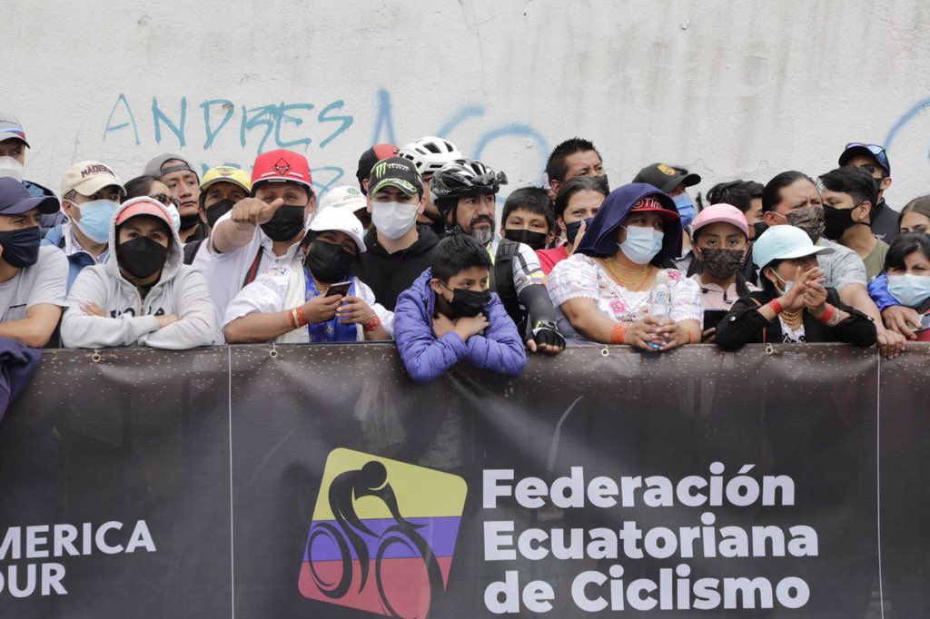 WilsonMerinoR's tweet photo. Basura, huecos en las calles, aceras destruidas, césped sin cortar, paredes sucias… esa es la imagen de la Ciudad producto de una administración ineficiente. 

Da mucha alegría recibir a Richard Carapaz en Quito. Da mucha indignación que la Ciudad esté destruída.
#CarapazEnQuito https://t.co/KAmo0Cbcgp