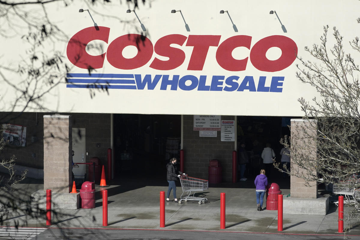 Charlie Munger: Costco will 'be an absolute titan on the internet' yhoo.it/3H2gQaa by <a href="/emily_mcck/">Emily McCormick</a>