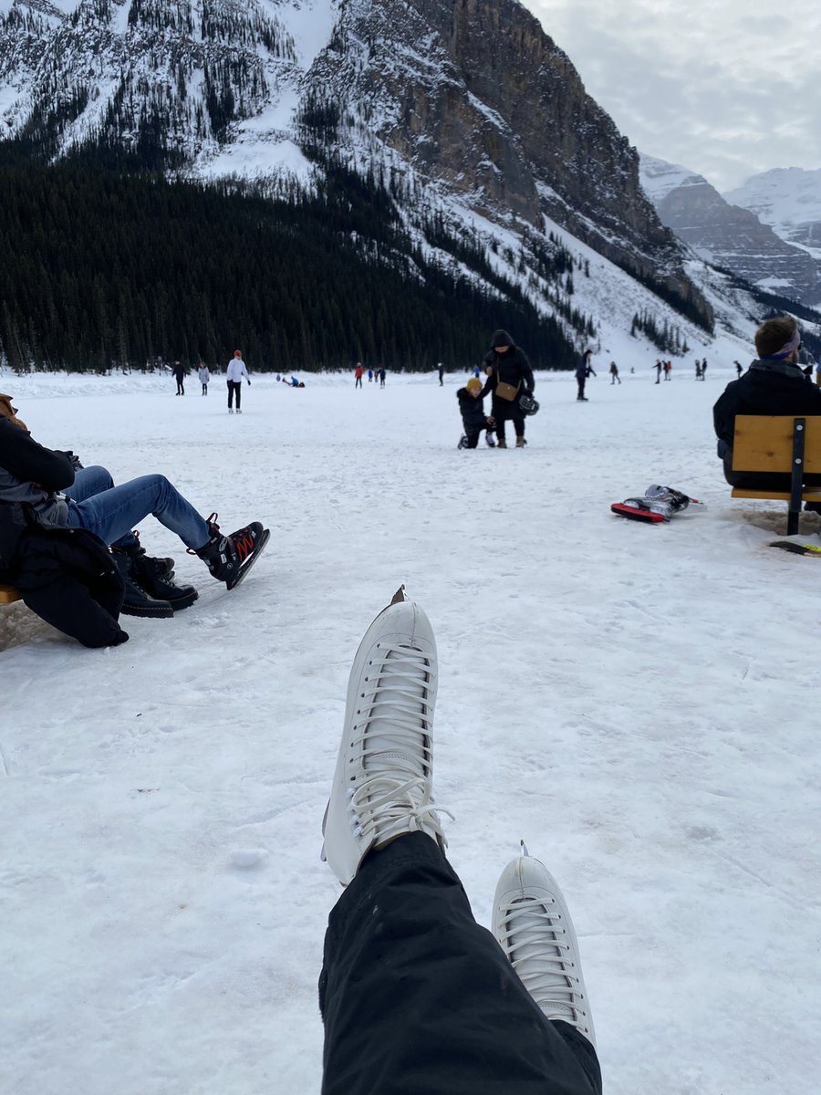 Tracylee1973's tweet photo. Put the baggage on the roof of the Jeep and didn’t tie it down….#solotrip #adventure #canmore2022 #skatethelake #findingmypeace #JustBreathe #mountain #goodbye2021 https://t.co/bd55GKphXC
