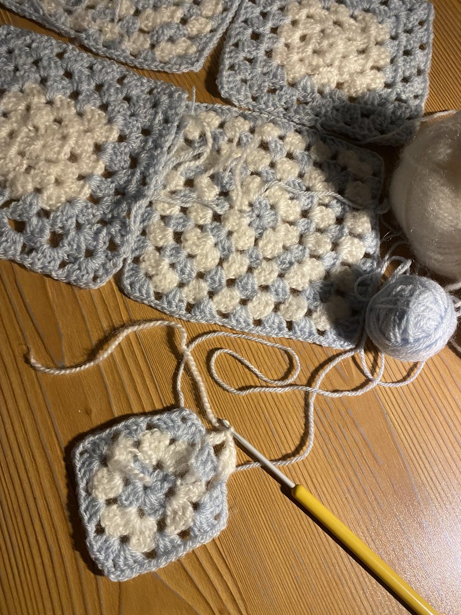 Bluetttttee's tweet photo. Un dimanche soir, avec #CocoCaline, @jdoreofficiel , 🐱 et un pull en cours de fabrication 🧶 bonne soirée tous le monde 🤗💕💙✨ https://t.co/1I51Nr6Ouv