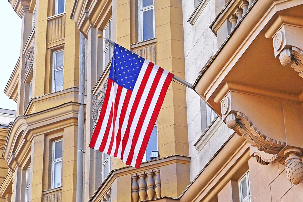 vitalsemenenko's tweet photo. Посольство США в Москве выпустило срочное предупреждение для проживающих в РФ американцев: "Согласно данным источников СМИ, существует угроза нападения на торговые центры, станции метро и другие места массового скопления людей в крупных городах, в том числе в Москве и https://t.co/GhTycilEUf