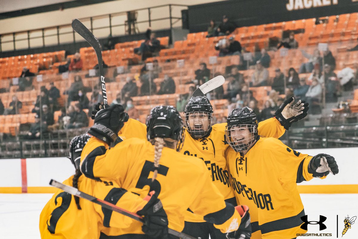 uwswhky's tweet photo. Thank you, Seniors | 📸🏒 #WeAreSuperior #EarnIt https://t.co/v1rfj2TElJ