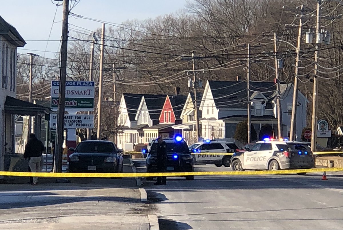 aselahcurtis's tweet photo. An active investigation taking place in the area of 1140 Lakeview Ave in Dracut. Police have Lakeview closed to traffic between Pleasant and Dinley. More info to come. https://t.co/wn5R9JcnAe