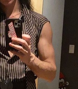 confortevolema's tweet photo. outfit, arms and ethan — ☆ https://t.co/GJMYv4Jh46