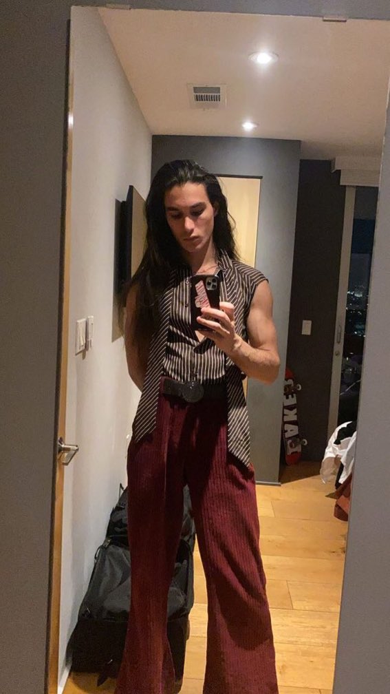 confortevolema's tweet photo. outfit, arms and ethan — ☆ https://t.co/GJMYv4Jh46