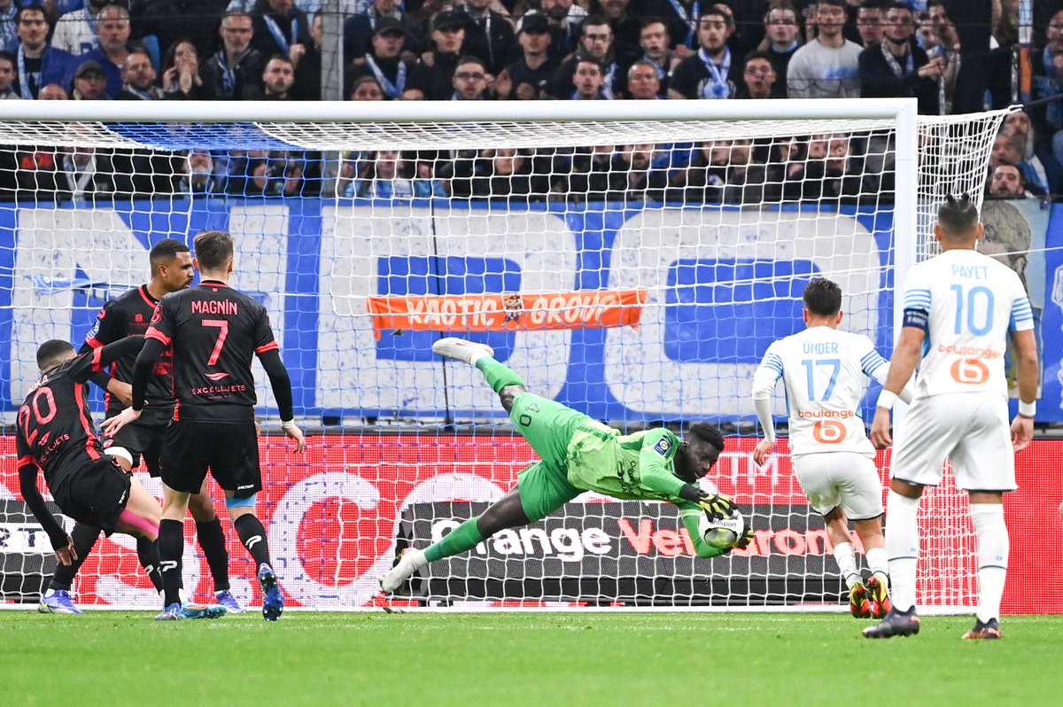 Ligue1's tweet photo. Très sollicité ce soir, Ouparine Djoco permet au @ClermontFoot de tenir bon pour l'instant 📸

#OMCF63 (0-1) https://t.co/TsYJjfzbip