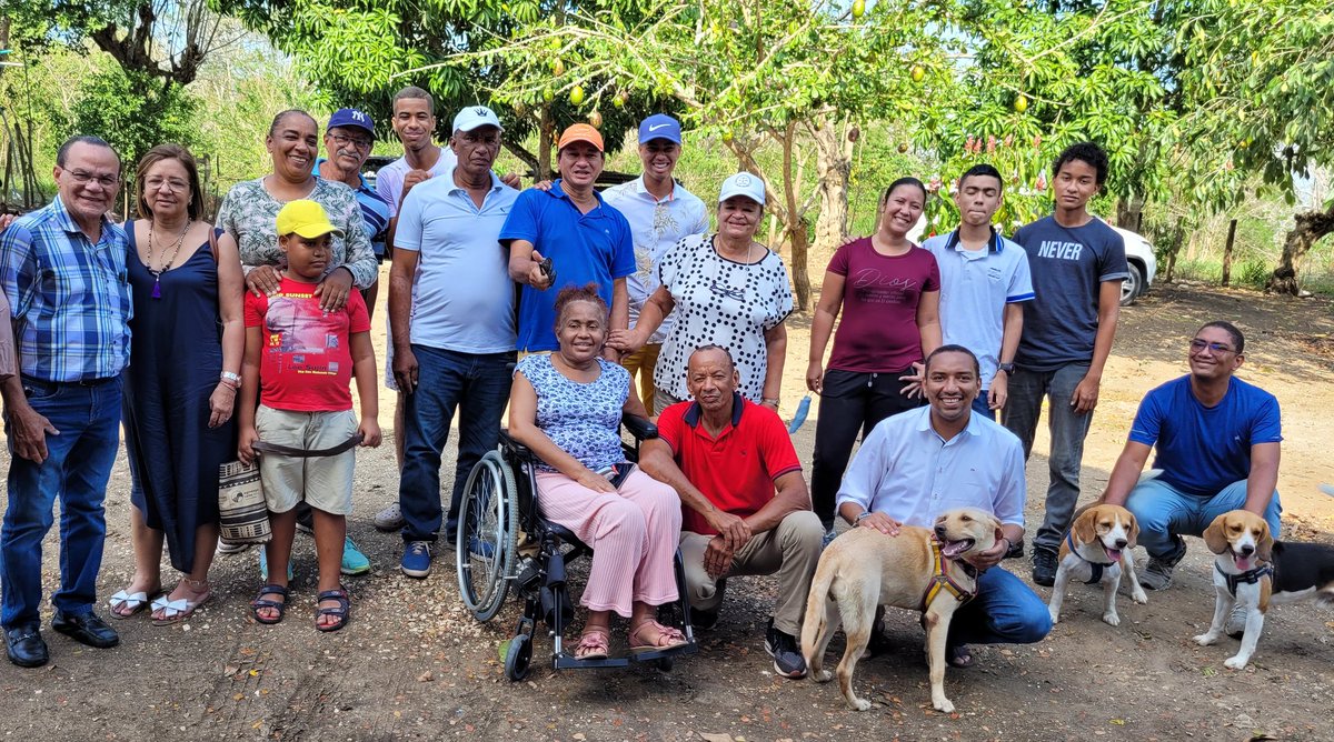 Carlos_AlmanzaA's tweet photo. Se juntaron los cumpleañeros de Febrero: La Seño Eligia, mi Tío Carmelo, y sus hermanitos,... la Familia!!
#SanOnofre (Sucre)
🏕#ElReparo https://t.co/omWOpjxzyt