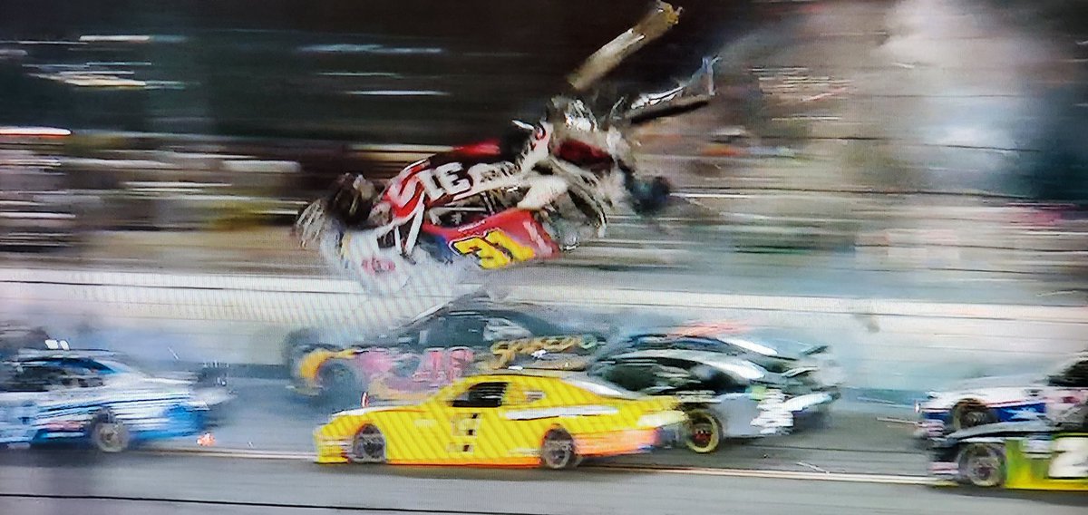 Ch9seFan's tweet photo. @lappedtrafficpc #LuckyDog Easy
#LappedDown Hendrick M.S wtf they had nothing even with 2 wrecks they had nothing wow https://t.co/wCrFBapGcF