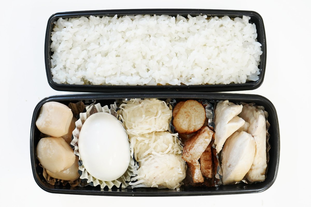 ChairoiBento's tweet photo. 【手抜き弁当ですが何か？】♯023
■中学男子の弁当を親父が可能な限り作る■
白い弁当。気分で白に。揚げ物は白にするために軽く揚げるとベタベタになるしカラッと揚げると茶色になるしムズい。淡白すぎる��でご飯は海苔サンド
 #手抜き #中学男子 #白い弁当 #蒸し鶏 #ホタテ揚げ #海苔弁 #味付け卵 https://t.co/z1Nm56Exs5