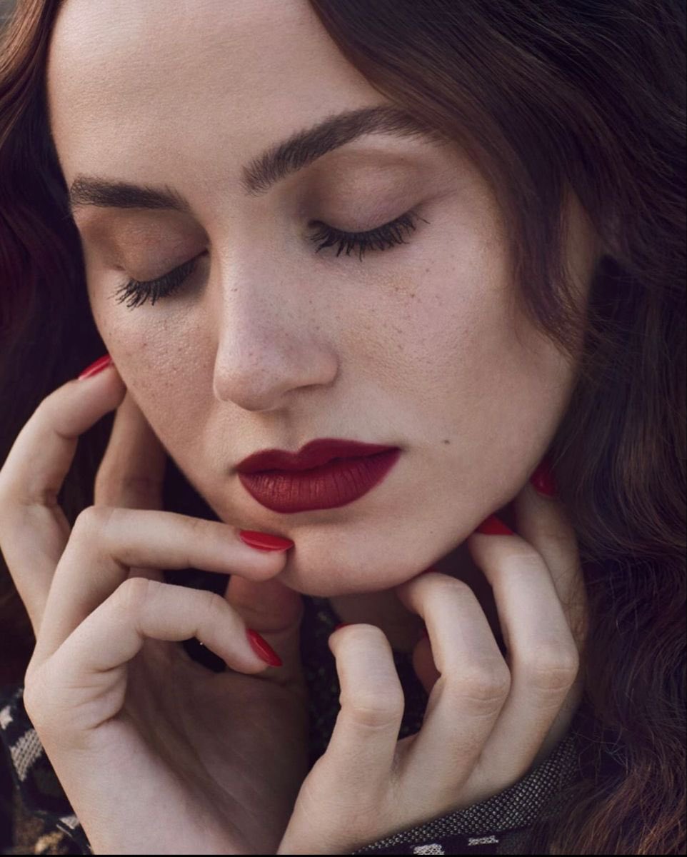 When I need some peace for a few minutes. 𝕀’m 𝕔𝕠𝕟𝕔𝕖𝕟𝕥𝕣𝕒𝕥𝕖 𝕠𝕟 𝕒 𝕤𝕚𝕞𝕡𝕝𝕖 𝕞𝕖𝕕𝕚𝕥𝕒𝕥𝕚𝕠𝕟 𝕨𝕙𝕚𝕝𝕖 𝕔𝕝𝕠𝕤𝕚𝕟𝕘 𝕞𝕪 𝕖𝕪𝕖𝕤. I think as if a gentle wind. Would bring me to a quiet place like in the world of Alice in Wonderland. It would be so fabulous.