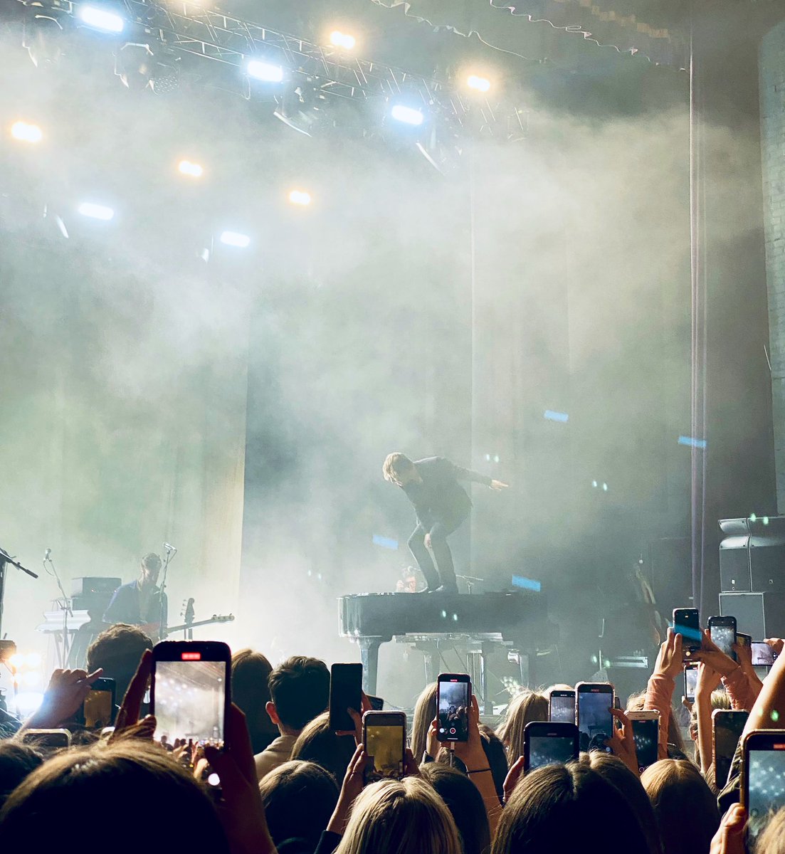 laurajproctor's tweet photo. Take a bow Tom Odell - our first gig in forever and it was rocking in Manchester. Class act as always 👌🏻👏👏👏 https://t.co/0hpYGZpsV5