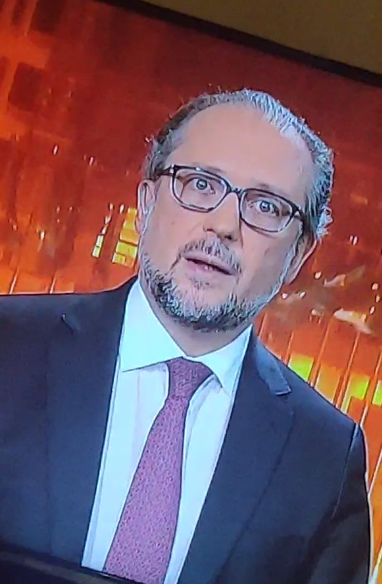 graf schalli redet von 3. weltkriegsszenario während eu parlament im hintergrund schon brennt
#zib2