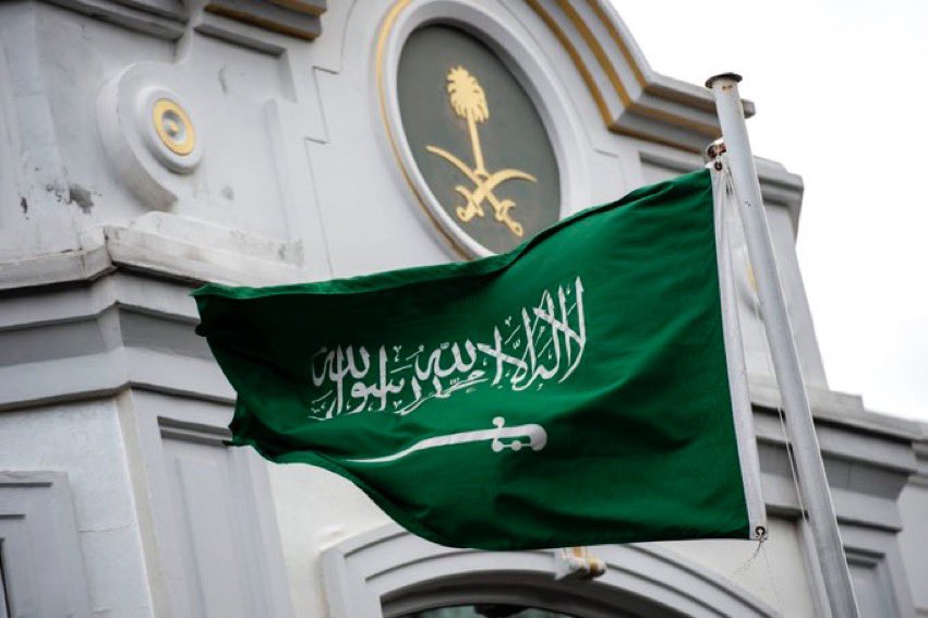SoonSaudi's tweet photo. رسميًا :

غرامة بقيمة 3000 ريال والسجن يصل لمدة عام بحق كل من يحتقر العلم السعودي 🇸🇦. https://t.co/X4T1b2aw8h