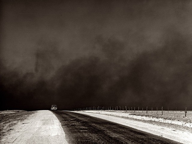 Густая пыль поднималась по дороге. Пыльная дорога. Пыль. Почвенная пыль. Пыльная дорога.