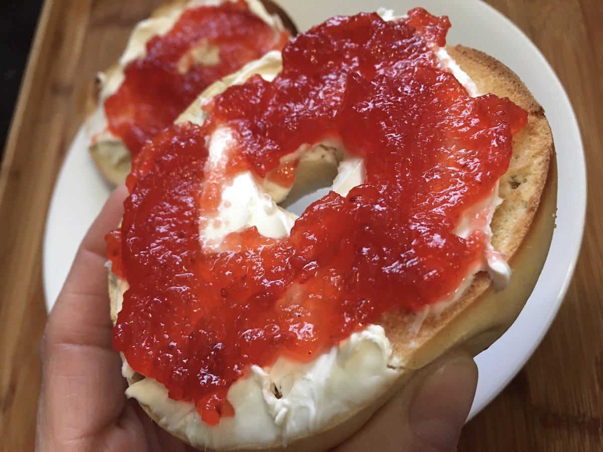 mcharcuterie's tweet photo. Feeling fancy. Bagel & cream cheese w/ strawberry champagne jam.
#FancySnacks 🥯 🍓 🍾 https://t.co/lSc8xzOiC4
