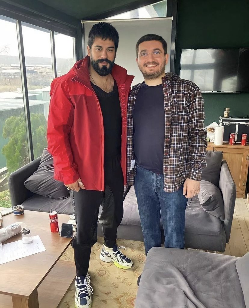 Burak yorgun görünüyor 😢ama her haliyle güzel😌❤️ <a href="/burakozcivit/">Burak Özçivit</a> #BurakÖzçivit