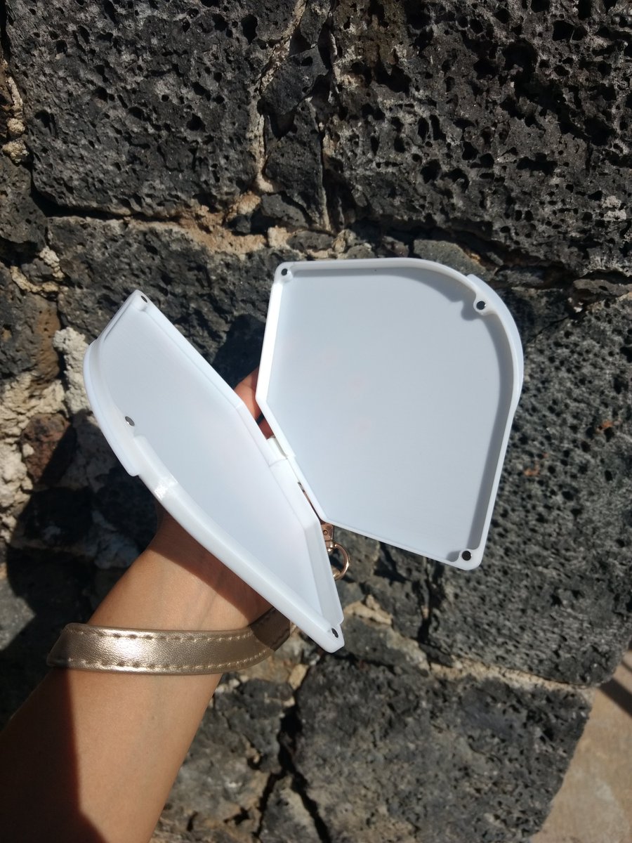 ImprimÍ estuches para las KN95, pues pienso usar cubrebocas un muy buen rato aún. A ver si logro que más gente se anime a entrarle a la #impresion3d. Podemos crear una comunidad de #makers en #morelos. Este modelo es de <a href="/benmaxrei/">Benedikt Reiter</a> y lo pueden encontrar en thingiverse.com/thing:4721863