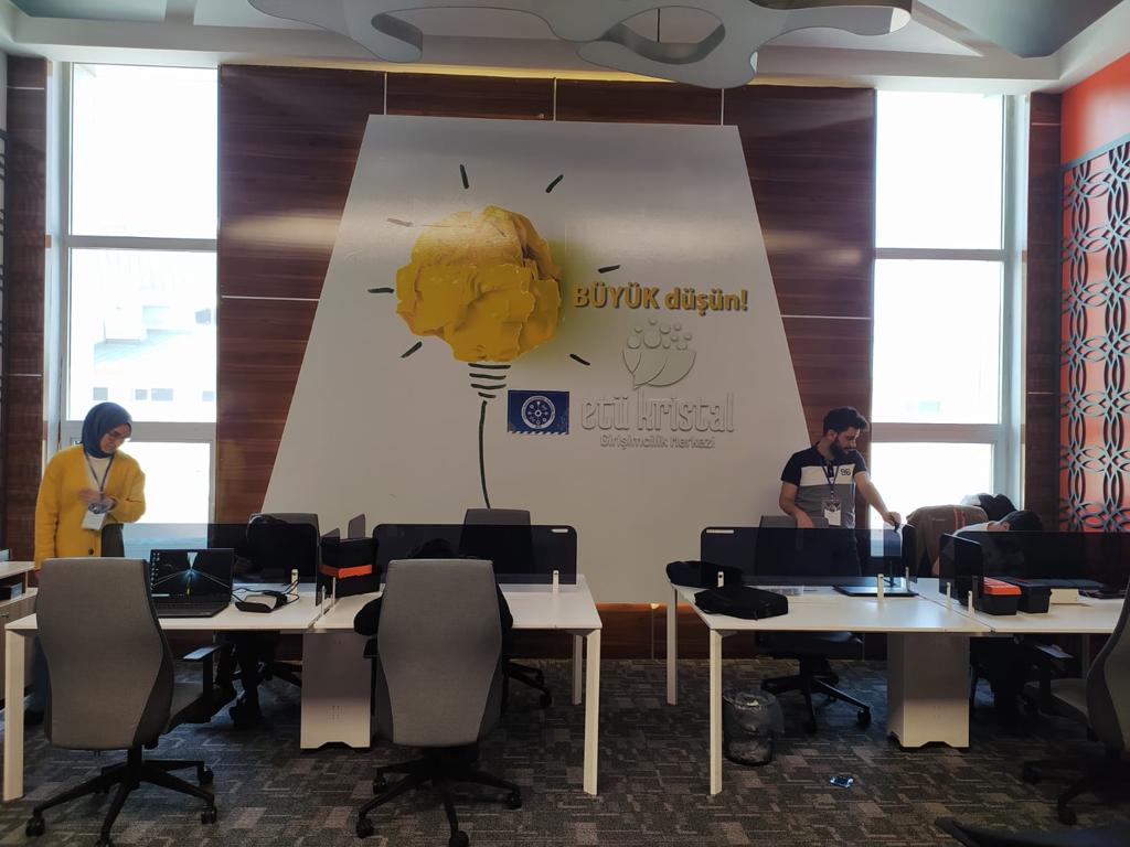etu_ieee's tweet photo. ETÜ kristal girişimcilik  merkezi öncülüğünde eğitimlerimizde 
bilim teknik koleji öğrencilerine dört aylık eğitimin ardından Teknofest takımları ve ön değerlendirme sınavı yapılmış olup eğitimlerimize devam etmekteyiz. 
@NemFlora @Harmopower @etukurumsal @EtuKristal @etu_sks https://t.co/pALqeanSy5