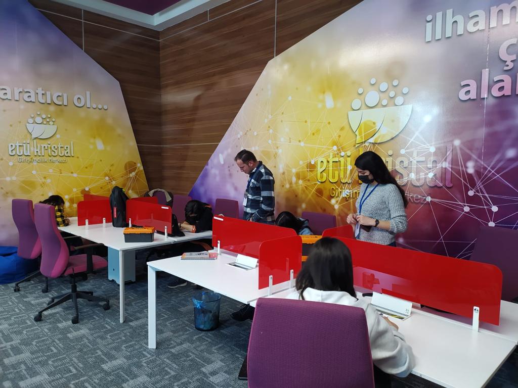 ETÜ kristal girişimcilik  merkezi öncülüğünde eğitimlerimizde 
bilim teknik koleji öğrencilerine dört aylık eğitimin ardından Teknofest takımları ve ön değerlendirme sınavı yapılmış olup eğitimlerimize devam etmekteyiz. 
<a href="/NemFlora/">NemFlora</a> <a href="/Harmopower/">Harmopower Bilişim ve Danışmanlık</a> <a href="/etukurumsal/">Erzurum Teknik Üniversitesi</a> <a href="/EtuKristal/">Etü Kristal</a> <a href="/etu_sks/">ETÜ SKS</a>