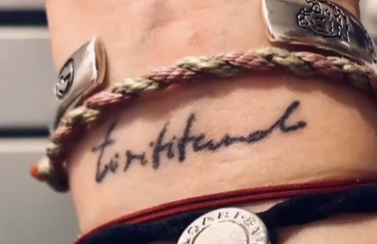AQueNoMeSuenAS's tweet photo. Es momento del especial #TatuajeSanzero, hoy os enseñamos el que tiene @embat_csp #tirititando 😍
💔 #CorazónPartío #Tattoo #Tatuaje #AlejandroSanz @alejandrosanz #AquenomeSueñas
Estamos ya muy cerca de las 1.000 publicaciones de tatuajes sanzeros 👏 https://t.co/1Q5mBGa2Kr