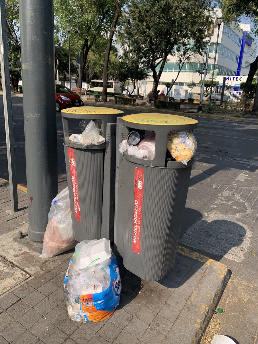 LAQC's tweet photo. Los pocos basureros que existen en algunas calles de @AlcaldiaMHmx están hasta el tope de basura, llevan varios días sin que pasen a recolectar la basura.@mauriciotabe https://t.co/ZIcFxg4N5X