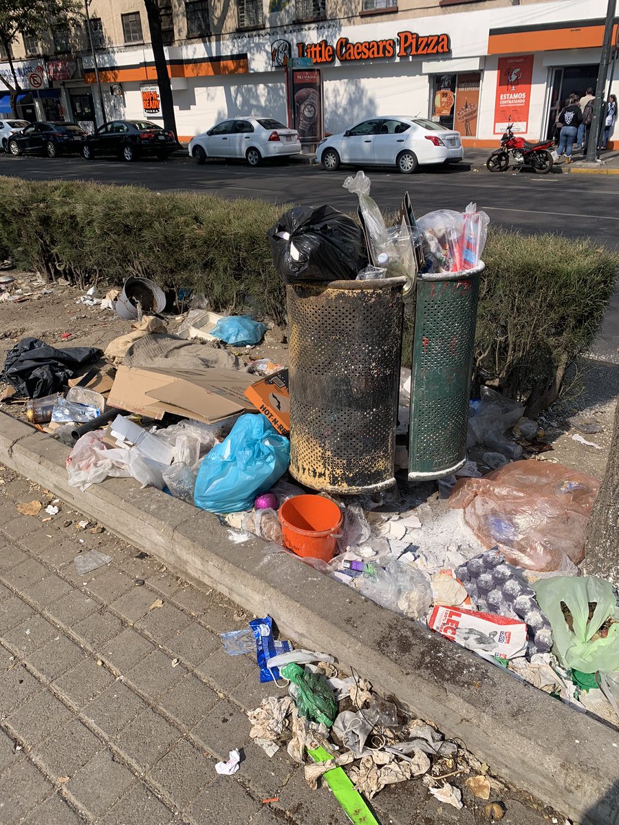 LAQC's tweet photo. Los pocos basureros que existen en algunas calles de @AlcaldiaMHmx están hasta el tope de basura, llevan varios días sin que pasen a recolectar la basura.@mauriciotabe https://t.co/ZIcFxg4N5X