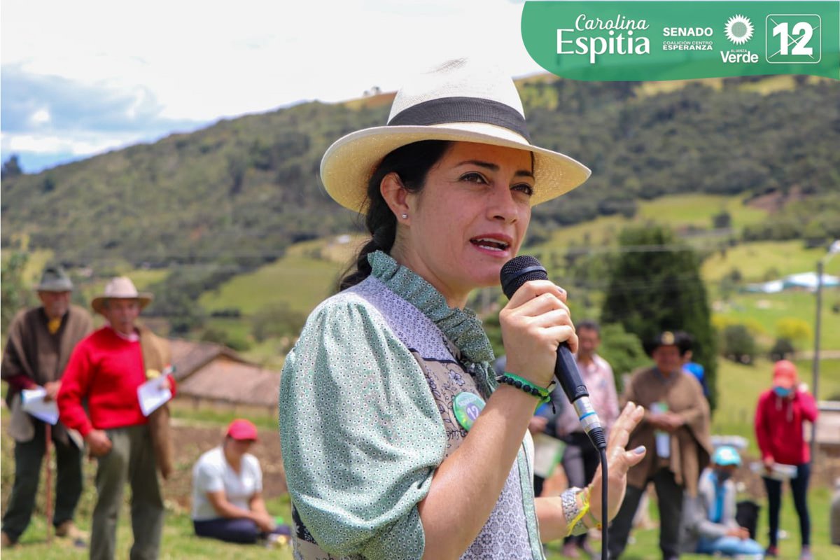 CaroEspitiaJ's tweet photo. 🌻#𝗩𝗲𝗿𝗱𝗲𝟭𝟮𝗦𝗲𝗻𝗮𝗱𝗼 Desde la vereda Los Medios de Paipa, reafirmamos nuestro compromiso de situar al campesino en la agenda legislativa.

Para el campo mayor inversión en tecnología e innovación y recursos para el mejoramiento de servicios públicos y vías terciarias. https://t.co/Xqz8UAl7Uj