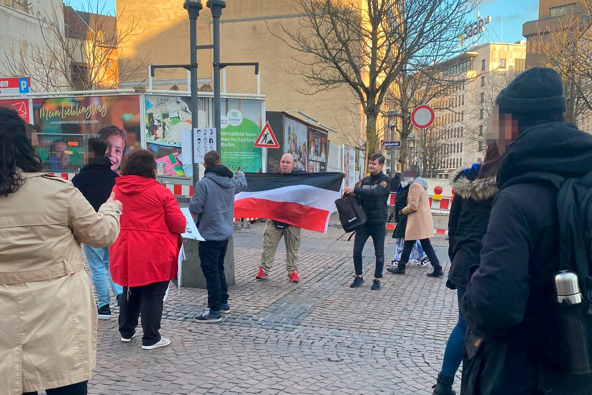 KaiSchwerdt's tweet photo. Am Samstag kam es in #Saarbrücken bei einer #Mahnwache zum Gedenken an die Opfer des #Terroranschlag|s von #Hanau zu einem rassistischen #Übergriff. Dazu ein Bericht mit Hintergründen zu einem der Täter.

https://t.co/yK2HBoyRHv

#saytheirnames #Rassismus #Saarland #Saar https://t.co/ieGqZlArKx