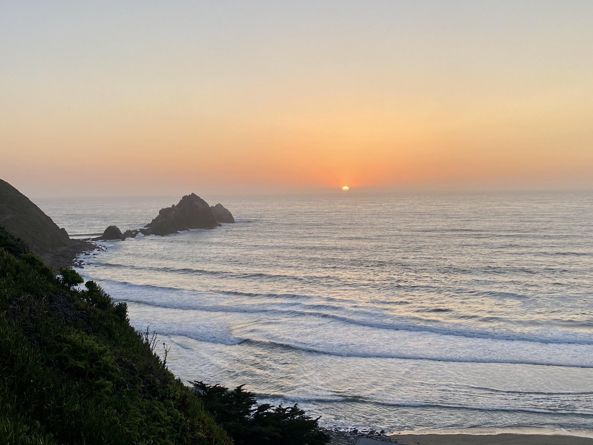 gorgeous_pix's tweet photo. "Last glimpse of sunset, Pacifica, CA. From u/Mrpetasus on /r/earthporn #lastglimpse #sunset #pacifica #ca #earthporn" https://t.co/wJSmzoYStF
