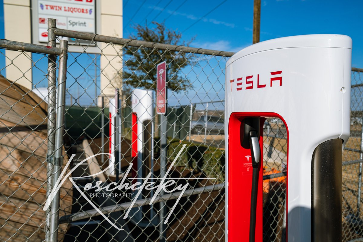 RoschetzkyP's tweet photo. More Photos from the New Supercharger Location in Hutto at a HEB Supercenter - I thought I would upload some of my stock photos from my A7R2 - finally had a nice free day to do some uploading. Enjoy. #RoschetzkyPhotography #LetsGo #teslawin https://t.co/Ff4waHdK00