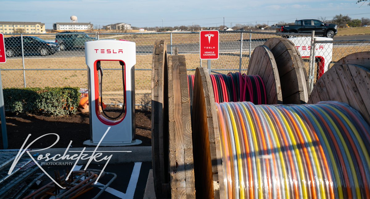 RoschetzkyP's tweet photo. More Photos from the New Supercharger Location in Hutto at a HEB Supercenter - I thought I would upload some of my stock photos from my A7R2 - finally had a nice free day to do some uploading. Enjoy. #RoschetzkyPhotography #LetsGo #teslawin https://t.co/Ff4waHdK00