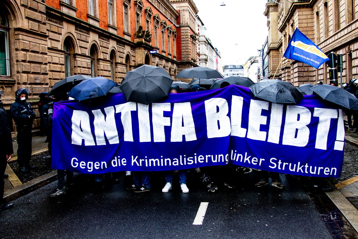 doku_nKuhn's tweet photo. Am Sonntag mittag versammelten sich in #Braunschweig in der Spitze bis zu 750 Antifaschist:Innen, um #Solidarität gegen #Hausdurchsuchungen gegen #antifa|schistische Aktivist:Innen und Kulturzentrum '#Nexus'  drei Tage vorher zu zeigen. 37 Fotos: https://t.co/r8O9rQ86mf  #bs2002 https://t.co/0OeaMOwFrn