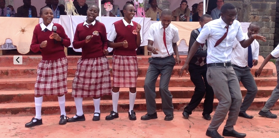 eachchild's tweet photo. Forty happy students - https://t.co/8EvWO9ZP1z to the generosity of our supporters, this year EC is helping 40 Kenyan secondary students go to school. https://t.co/m8yG5mFoDp