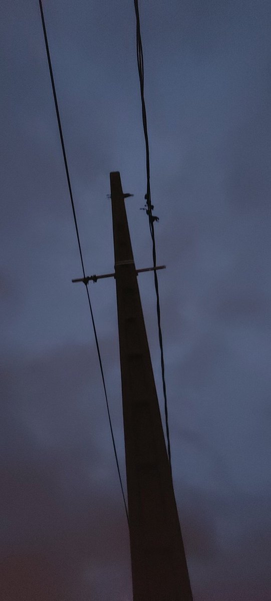 jbperdriel's tweet photo. @enedis_normand attache de câble détaché/rompu au niveau d'un raccord a la limite entre Hermanville-sur-Mer et Lion sur mer. Le câble prend énormément le vent et pourrait ceder (surtout vu le vent !) et tomber sur la voie publique. https://t.co/3hXWi9eaQy