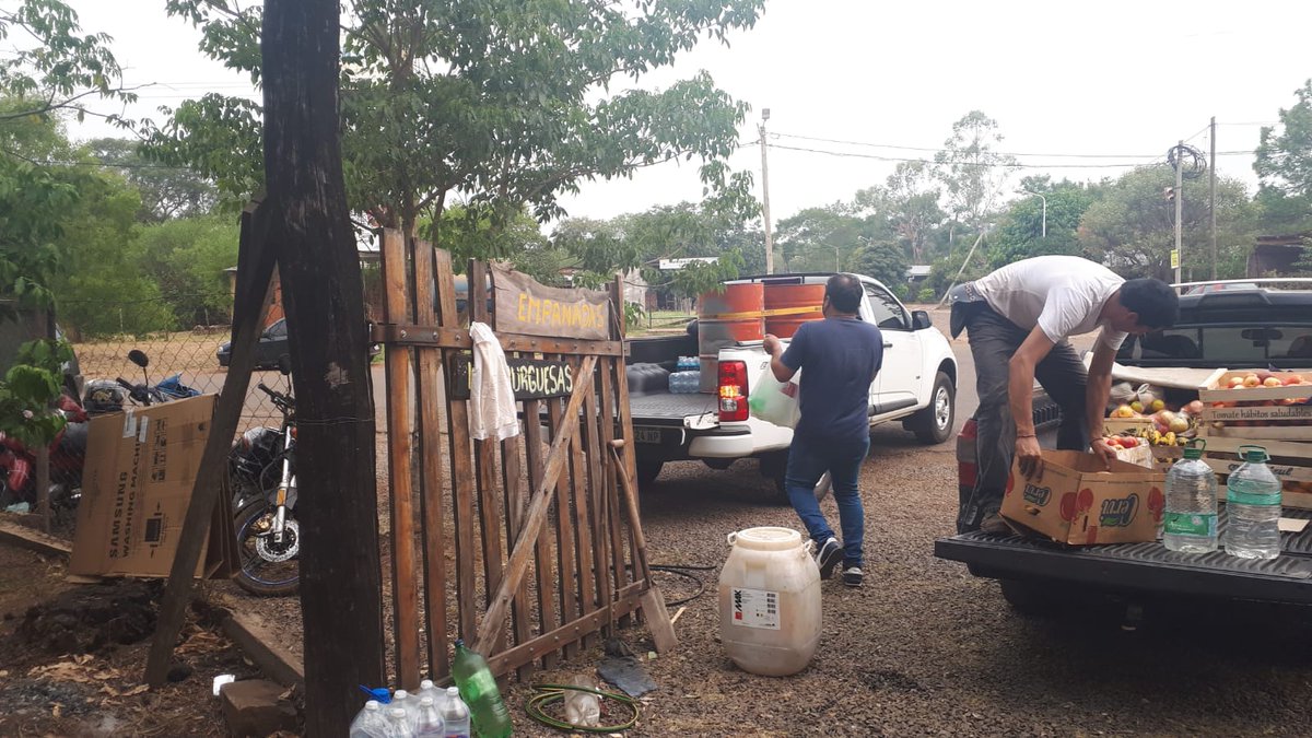 Hoy integrantes de CD <a href="/udpm_misiones/">UDPM</a>, en representación del Secretario General <a href="/grillo141/">Ruben Dario</a> entregó agua mineral,bebidas energizantes,tambores de 200 litros para almacenarlas con hielo; para los brigadistas y bomberos que trabajan p/apagar el incendio en la zona de Cerro Cora.