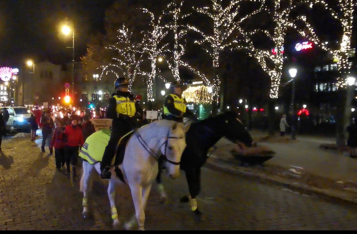 PeterSweden7's tweet photo. When I reported on the freedom protests in Norway, the police used horses and police cars to escort the protesters through the streets. 

Police even closed the roads temporarily to allow protesters to march.

This is what a free country looks like. https://t.co/kGQqepE2an