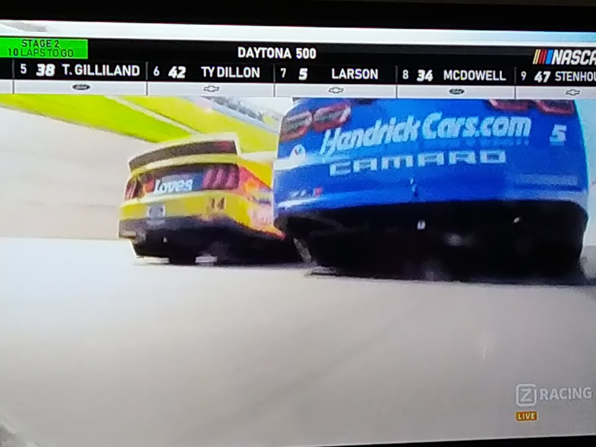 Die bewegende bumper camera's zijn wel even wennen. Denk elke keer dat er onbalans is of erger (spin) 😂
<a href="/StadeLaurens/">Laurens Stade</a> <a href="/rickwinkelman/">Rick Winkelman</a> 
#nascar #DAYTONA500