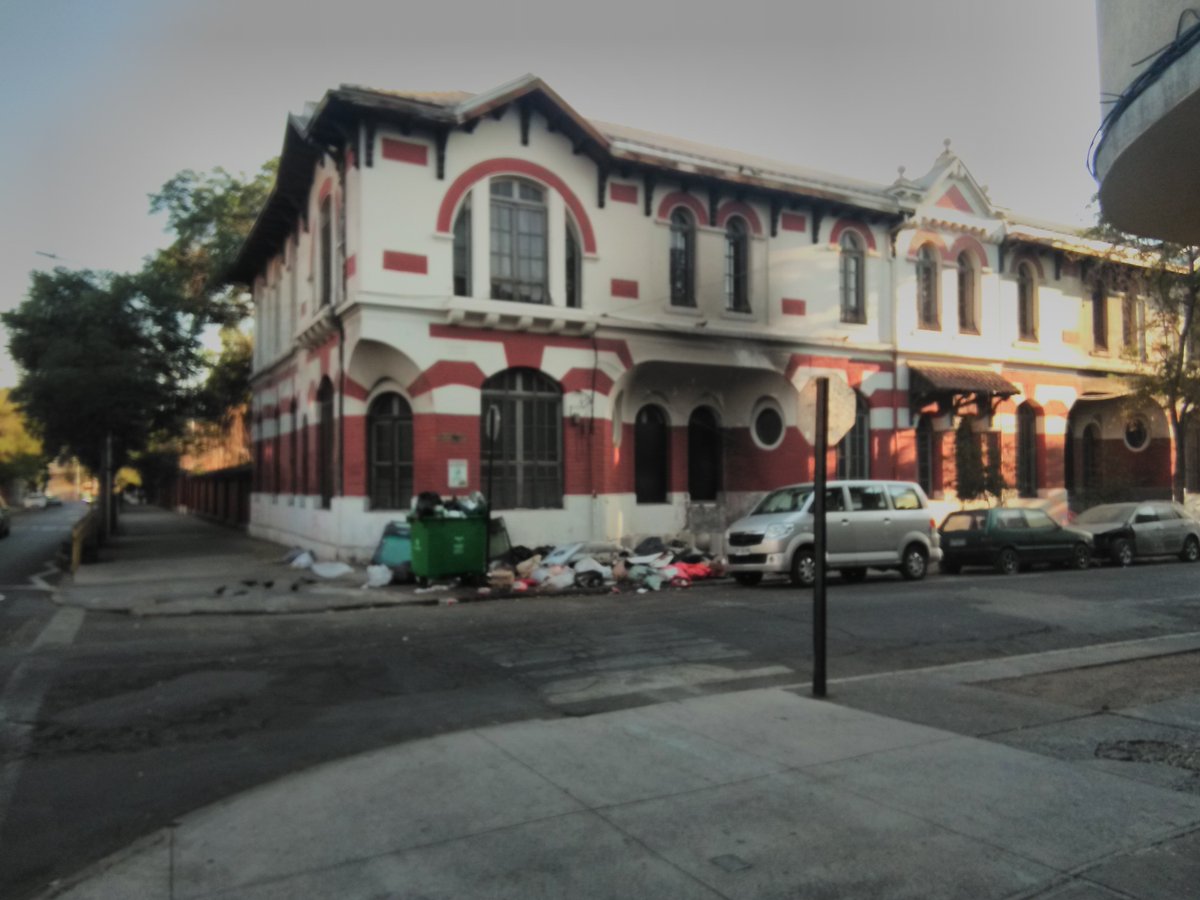 Charlitos_M's tweet photo. Vergüenza ajena caminar por el centro de Stgo. y ver en qué lo ha convertido #LaSuciaHassler @IraciHassler Me pregunto si también estará asi fuera de su casa lleno de 💩 y basura por doquier, incluso en tradicionales lugares turísticos como el Teatro Municipal o la Alameda. https://t.co/BMz7tR5Ywe